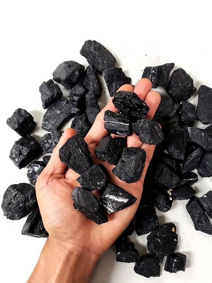 schwarzer turmalin rohkristalle